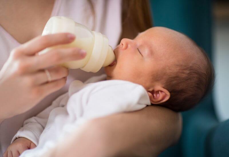 新生児にあげるミルクの量の計算の仕方が知りたい 保育士監修アドバイス付き Happyblog 育児の便利グッズと子育て情報を発信するサイト